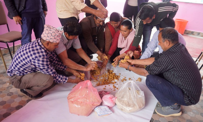 वालिङका किसानलाई ‘युरिया मोलासेस मिनरल ब्लक’ बनाउने तालिम आयोजना